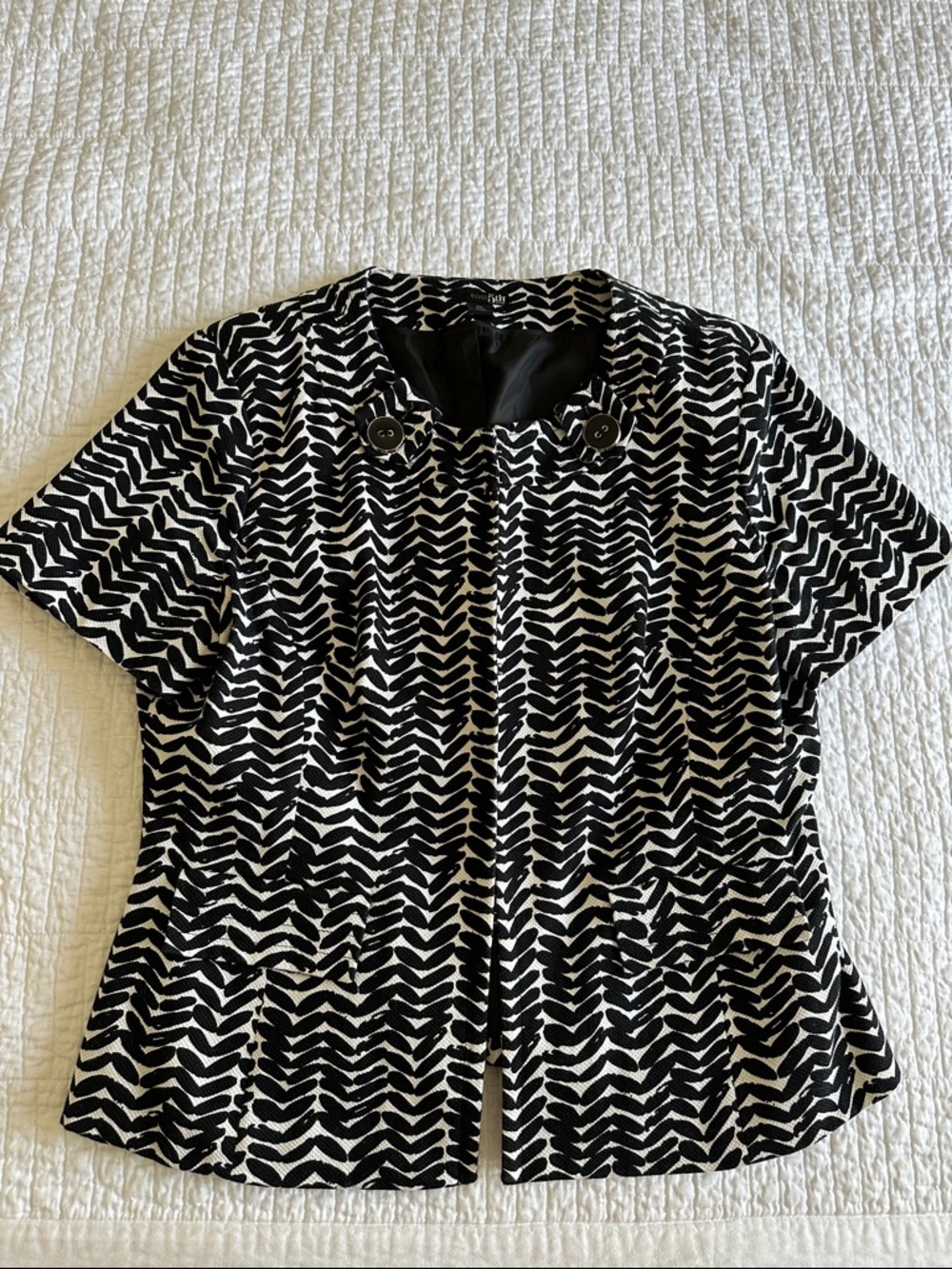 East 5th Black and White Short-Sleeve Patterned Blouse